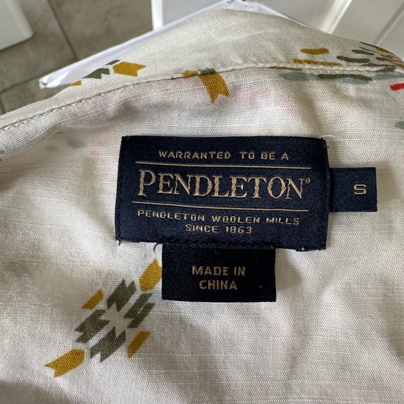 Women’s Pendleton camp shirt size small - Picture 2 of 2
